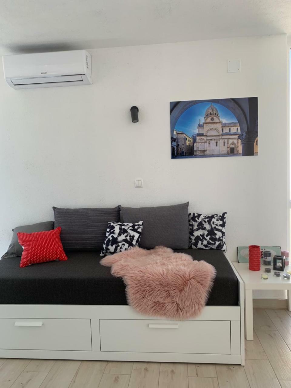 Modern Apartments Day ชิเบนิก ภายนอก รูปภาพ